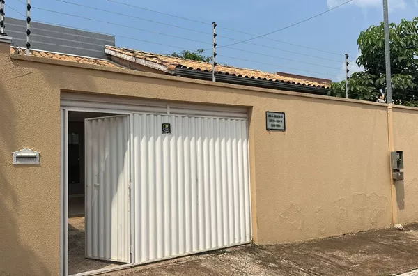 CASA APTA A FINANCIAMENTO, composta por 3 (três) quartos, sendo 1 (uma) suíte, banheiro social, sala ampla e bem iluminada, cozinha, lavanderia coberta e garagem coberta, localizada na Rua A, Bairro Ouro Preto, em Canaã dos Carajás.
