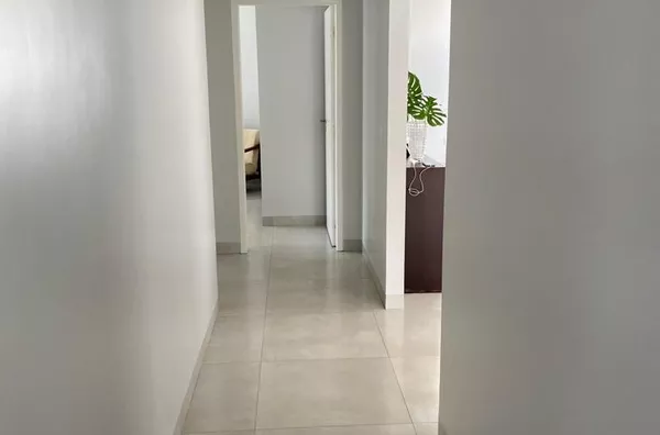 Casa mobiliada disponível para locação na Av. Titânio, composta por 03 quartos, sendo 02 suítes, uma delas com closet, sala ampla, cozinha com móveis planejados, banheiro social e área de serviço.