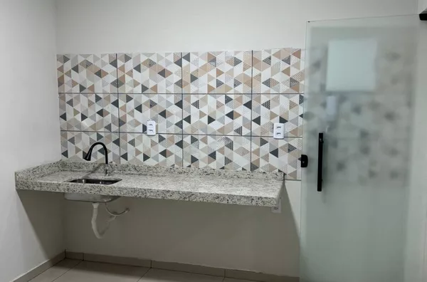 Flat para locação no bairro Monte Castelo, em Canaã dos Carajás, com aproximadamente 40 m², composto por 1 quarto, sala/cozinha, banheiro, área de serviço e garagem sem cobertura. O imóvel conta ainda com poço artesiano e sistema de energia solar. - Foto 3