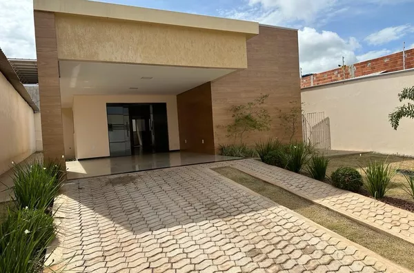 CASA APTA A FINANCIAMENTO, possui 3 (três) quartos, sendo 1(uma) suíte master com closet e banheiro, banheiro social, sala ampla e bem iluminada, cozinha moderna, lavanderia coberta e garagem coberta. A casa conta com acabamento de alto padrão.