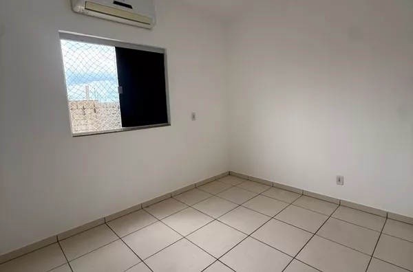 Dispõe de 2 (dois) quartos, sendo 1 (uma) suíte, sala, cozinha, banheiro social, área de serviço e varanda, equipado com 3 (três) centrais de ar-condicionado. O valor do aluguel inclui água, gás e taxa de condomínio. - Foto 9