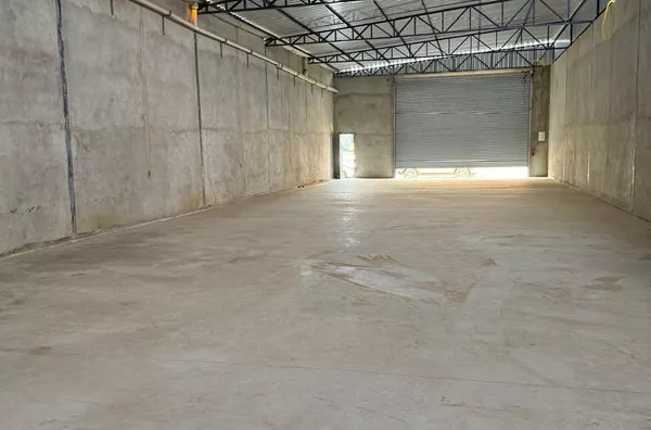 Excelente oportunidade de locação! Galpão com 300m² (10x30), localizado na Avenida São João, Bairro Flor de Liz, em posição estratégica próximo ao escritório da Nova. O imóvel conta com portão automático, 2 banheiros e ótima estrutura.
