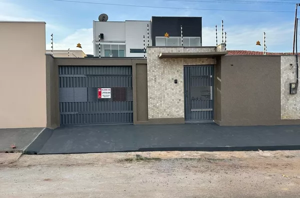 Sobrado disponível para locação localizado no bairro Cidade Jardim, em Parauapebas – PA, próximo à Avenida dos Ipês. O imóvel está em uma região privilegiada, com fácil acesso a farmácias, supermercados, salão de beleza, academia e diversos outros comér