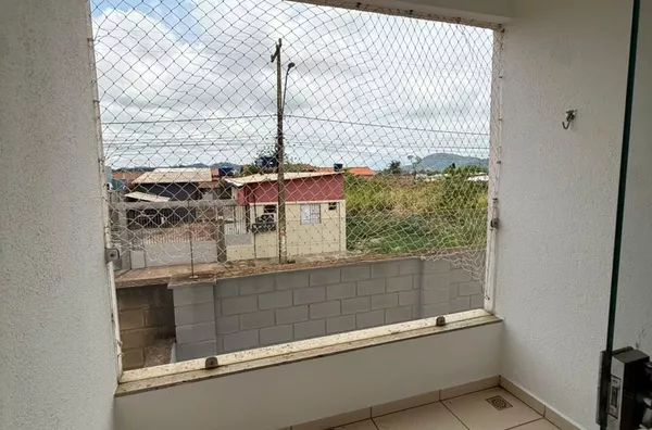 Dispõe de 2 (dois) quartos, sendo 1 (uma) suíte, sala, cozinha, banheiro social, área de serviço e varanda, equipado com 3 (três) centrais de ar-condicionado. O valor do aluguel inclui água, gás e taxa de condomínio. - Foto 4