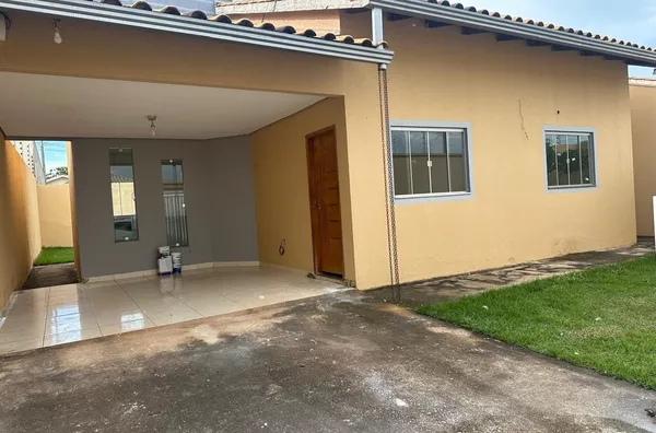 CASA APTA A FINANCIAMENTO, composta por 3 (três) quartos, sendo 1 (uma) suíte, banheiro social, sala ampla e bem iluminada, cozinha, lavanderia coberta e garagem coberta, localizada na Rua A, Bairro Ouro Preto, em Canaã dos Carajás.