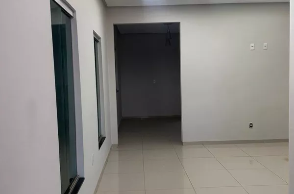 Sobrado disponível para locação localizado no bairro Cidade Jardim, em Parauapebas – PA, próximo à Avenida dos Ipês. O imóvel está em uma região privilegiada, com fácil acesso a farmácias, supermercados, salão de beleza, academia e diversos outros comér