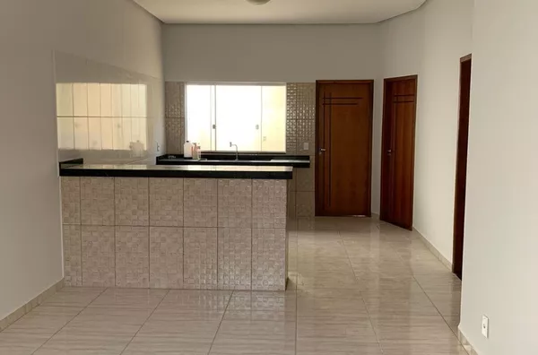 CASA À VENDA, APTA A FINANCIAMENTO. Possui 2(dois) quartos sendo 1(uma) suíte, sala, cozinha, um banheiro social, área de serviço e garagem, localizada no bairro Vale do Sossego - Canaã dos Carajás - PA