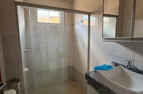 APARTAMENTO PARA ALUGUEL. Possui 3 (três) quartos sendo 1(uma) suíte, sala ampla, cozinha com ármários planejados, banheiro social, área de serviço e garagem, localizada no bairro Ouro Preto. - Foto 11