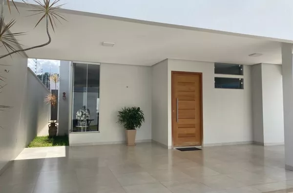 Casa mobiliada disponível para locação na Av. Titânio, composta por 03 quartos, sendo 02 suítes, uma delas com closet, sala ampla, cozinha com móveis planejados, banheiro social e área de serviço.
