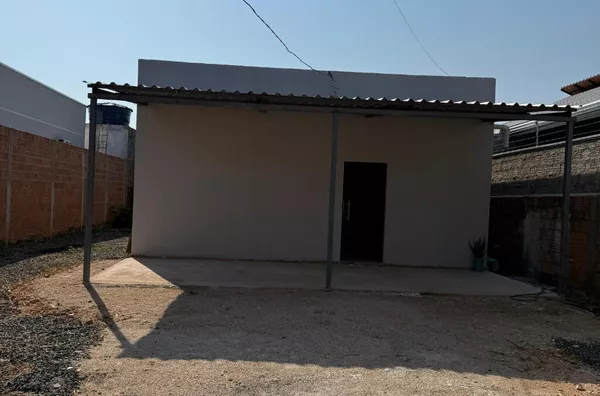 Casa disponível para locação no bairro Novo Horizonte II, composta por 03(três) quartos sendo 01(uma) suíte, sala de estar, cozinha e banheiro social, ideal para quem busca conforto e praticidade em uma localização tranquila e de fácil acesso.