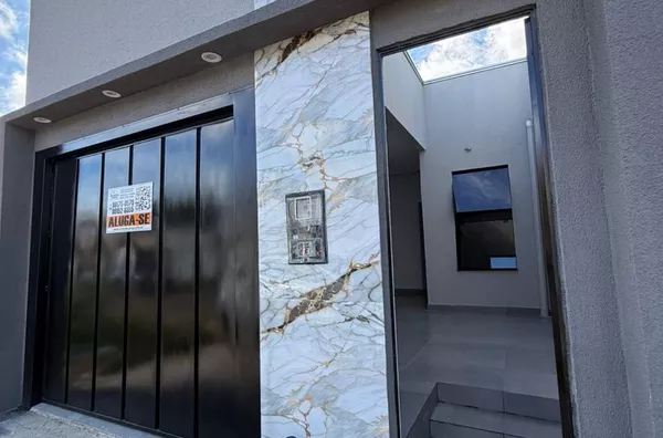 Aluga-se excelente casa no Jardim Europa I! Imóvel com 3 quartos, sendo 1 suíte, sala ampla, cozinha, banheiro social, área de serviço e garagem. Ideal para quem busca conforto, segurança e praticidade para morar.