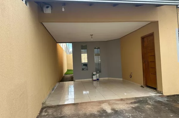 CASA APTA A FINANCIAMENTO, composta por 3 (três) quartos, sendo 1 (uma) suíte, banheiro social, sala ampla e bem iluminada, cozinha, lavanderia coberta e garagem coberta, localizada na Rua A, Bairro Ouro Preto, em Canaã dos Carajás.