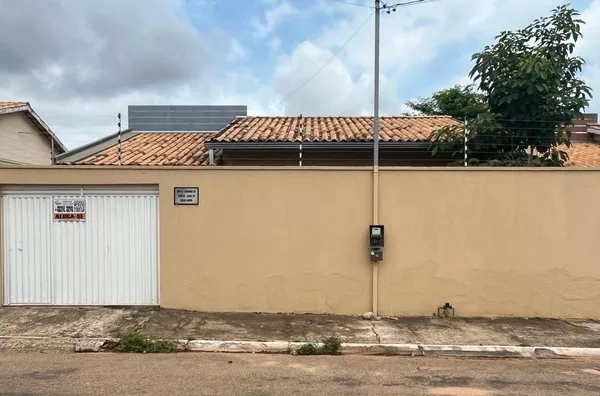 CASA APTA A FINANCIAMENTO, composta por 3 (três) quartos, sendo 1 (uma) suíte, banheiro social, sala ampla e bem iluminada, cozinha, lavanderia coberta e garagem coberta, localizada na Rua A, Bairro Ouro Preto, em Canaã dos Carajás.