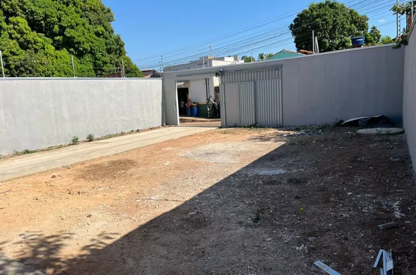 Casa disponível para aluguel no bairro João Pintinho, em Canaã dos Carajás. 03 quartos (01 suíte), sala, cozinha, área de serviço, garagem para mais de 03 carros, amplo espaço frontal e cerca elétrica, garantindo mais segurança e tranquilidade.