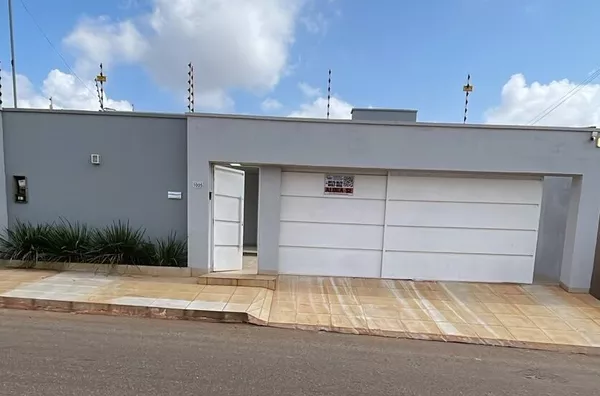 Casa mobiliada disponível para locação na Av. Titânio, composta por 03 quartos, sendo 02 suítes, uma delas com closet, sala ampla, cozinha com móveis planejados, banheiro social e área de serviço.