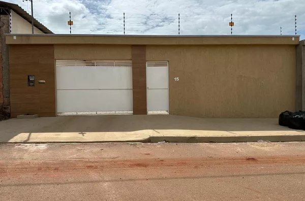 CASA APTA A FINANCIAMENTO, possui 3 (três) quartos, sendo 1(uma) suíte master com closet e banheiro, banheiro social, sala ampla e bem iluminada, cozinha moderna, lavanderia coberta e garagem coberta. A casa conta com acabamento de alto padrão.