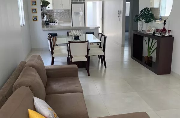 Casa mobiliada disponível para locação na Av. Titânio, composta por 03 quartos, sendo 02 suítes, uma delas com closet, sala ampla, cozinha com móveis planejados, banheiro social e área de serviço.