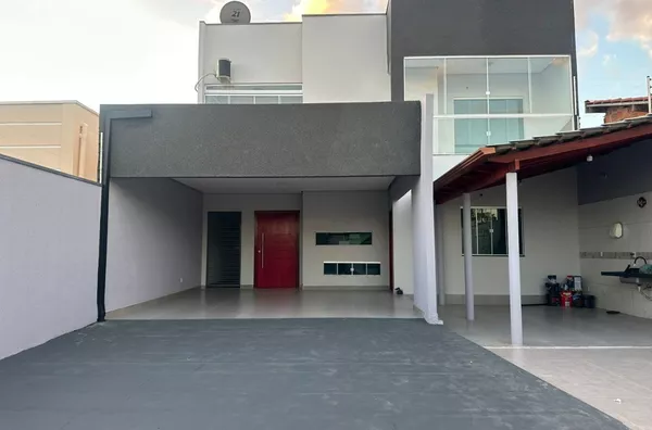 Sobrado disponível para locação localizado no bairro Cidade Jardim, em Parauapebas – PA, próximo à Avenida dos Ipês. O imóvel está em uma região privilegiada, com fácil acesso a farmácias, supermercados, salão de beleza, academia e diversos outros comér