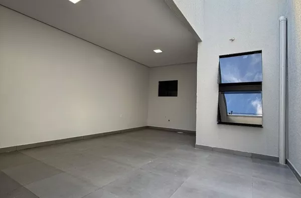 Aluga-se excelente casa no Jardim Europa I! Imóvel com 3 quartos, sendo 1 suíte, sala ampla, cozinha, banheiro social, área de serviço e garagem. Ideal para quem busca conforto, segurança e praticidade para morar.