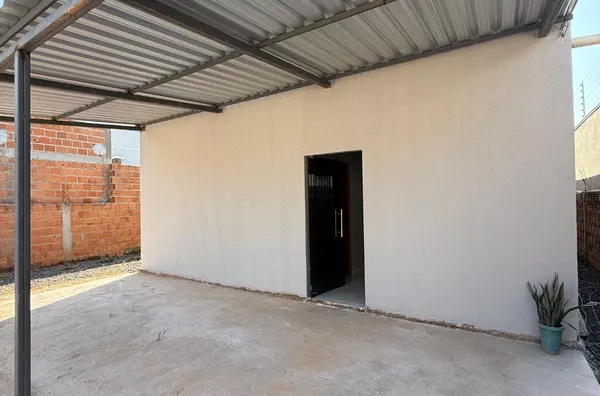 Casa disponível para locação no bairro Novo Horizonte II, composta por 03(três) quartos sendo 01(uma) suíte, sala de estar, cozinha e banheiro social, ideal para quem busca conforto e praticidade em uma localização tranquila e de fácil acesso.
