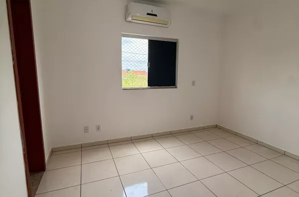 Dispõe de 2 (dois) quartos, sendo 1 (uma) suíte, sala, cozinha, banheiro social, área de serviço e varanda, equipado com 3 (três) centrais de ar-condicionado. O valor do aluguel inclui água, gás e taxa de condomínio. - Foto 7