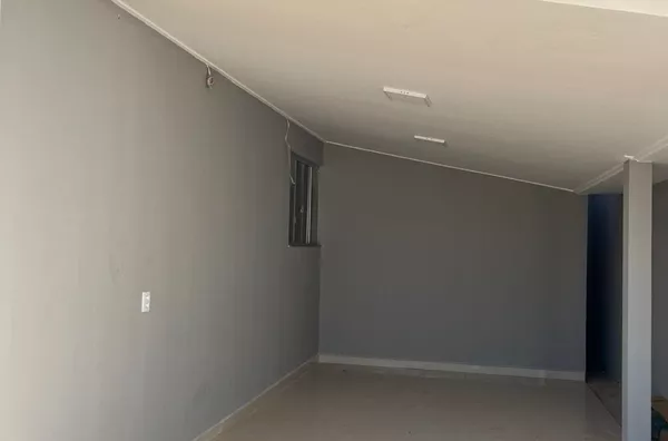 Casa disponível para aluguel no bairro João Pintinho, em Canaã dos Carajás. 03 quartos (01 suíte), sala, cozinha, área de serviço, garagem para mais de 03 carros, amplo espaço frontal e cerca elétrica, garantindo mais segurança e tranquilidade.