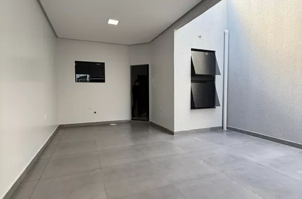Aluga-se excelente casa no Jardim Europa I! Imóvel com 3 quartos, sendo 1 suíte, sala ampla, cozinha, banheiro social, área de serviço e garagem. Ideal para quem busca conforto, segurança e praticidade para morar.