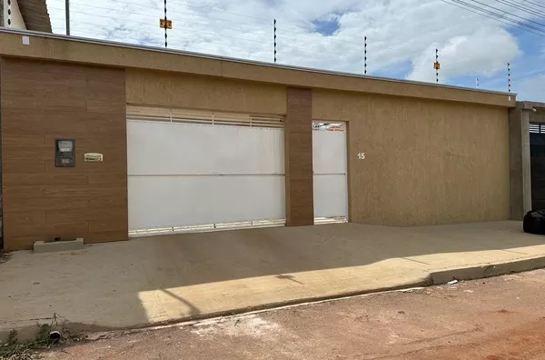 CASA APTA A FINANCIAMENTO, possui 3 (três) quartos, sendo 1(uma) suíte master com closet e banheiro, banheiro social, sala ampla e bem iluminada, cozinha moderna, lavanderia coberta e garagem coberta. A casa conta com acabamento de alto padrão.