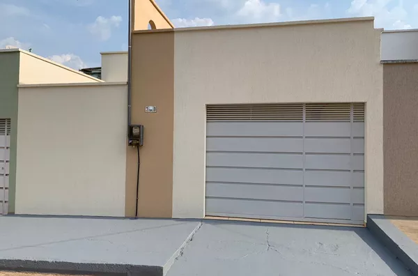 CASA À VENDA, APTA A FINANCIAMENTO. Possui 2(dois) quartos sendo 1(uma) suíte, sala, cozinha, um banheiro social, área de serviço e garagem, localizada no bairro Vale do Sossego - Canaã dos Carajás - PA