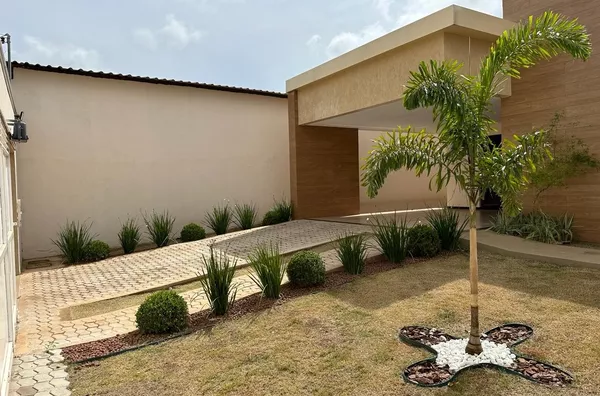 CASA APTA A FINANCIAMENTO, possui 3 (três) quartos, sendo 1(uma) suíte master com closet e banheiro, banheiro social, sala ampla e bem iluminada, cozinha moderna, lavanderia coberta e garagem coberta. A casa conta com acabamento de alto padrão.