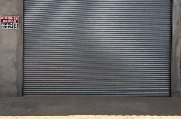 Excelente oportunidade de locação! Galpão com 300m² (10x30), localizado na Avenida São João, Bairro Flor de Liz, em posição estratégica próximo ao escritório da Nova. O imóvel conta com portão automático, 2 banheiros e ótima estrutura.