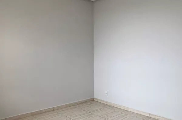 CASA À VENDA, APTA A FINANCIAMENTO. Possui 2(dois) quartos sendo 1(uma) suíte, sala, cozinha, um banheiro social, área de serviço e garagem, localizada no bairro Vale do Sossego - Canaã dos Carajás - PA