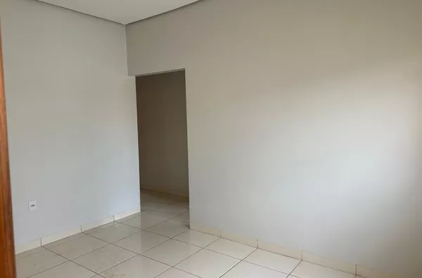 CASA APTA A FINANCIAMENTO, composta por 3 (três) quartos, sendo 1 (uma) suíte, banheiro social, sala ampla e bem iluminada, cozinha, lavanderia coberta e garagem coberta, localizada na Rua A, Bairro Ouro Preto, em Canaã dos Carajás.