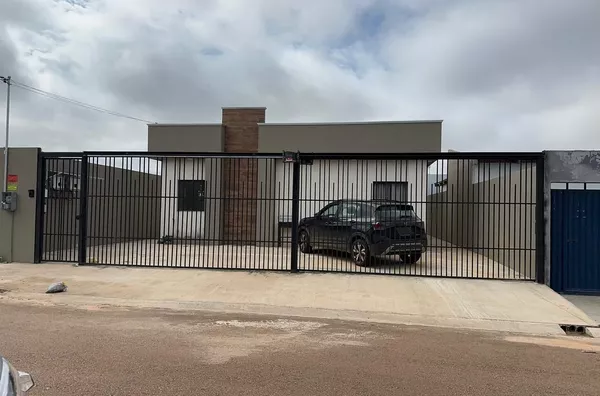 Flat para locação no bairro Monte Castelo, em Canaã dos Carajás, com aproximadamente 40 m², composto por 1 quarto, sala/cozinha, banheiro, área de serviço e garagem sem cobertura. O imóvel conta ainda com poço artesiano e sistema de energia solar. - Foto 1
