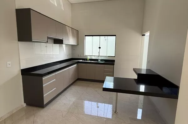 CASA COM PISCINA DISPONÍVEL PARA ALUGUEL. Dispõe de 3 (três) quartos sendo 1(uma) suíte, localizada no bairro Park Carajás, Canaã dos Carajás - Pará