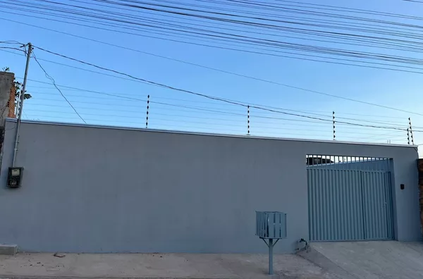 Casa disponível para aluguel no bairro João Pintinho, em Canaã dos Carajás. 03 quartos (01 suíte), sala, cozinha, área de serviço, garagem para mais de 03 carros, amplo espaço frontal e cerca elétrica, garantindo mais segurança e tranquilidade.