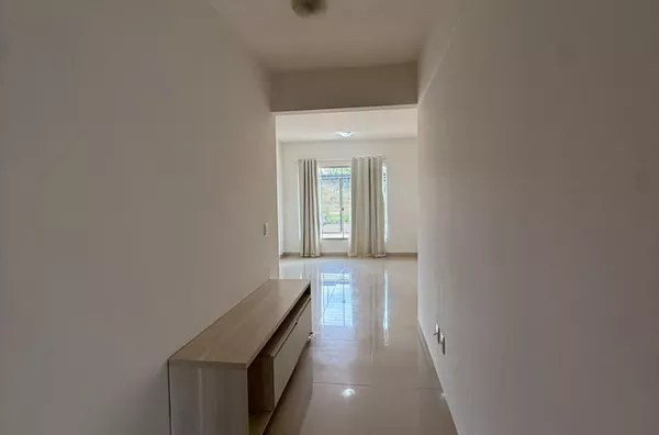 APARTAMENTO PARA ALUGUEL. Possui 3 (três) quartos sendo 1(uma) suíte, sala ampla, cozinha com ármários planejados, banheiro social, área de serviço e garagem, localizada no bairro Ouro Preto. - Foto 7