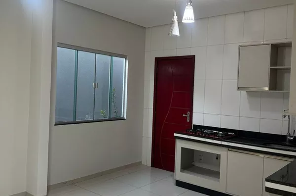 Sobrado disponível para locação localizado no bairro Cidade Jardim, em Parauapebas – PA, próximo à Avenida dos Ipês. O imóvel está em uma região privilegiada, com fácil acesso a farmácias, supermercados, salão de beleza, academia e diversos outros comér