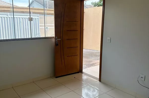 CASA APTA A FINANCIAMENTO, composta por 3 (três) quartos, sendo 1 (uma) suíte, banheiro social, sala ampla e bem iluminada, cozinha, lavanderia coberta e garagem coberta, localizada na Rua A, Bairro Ouro Preto, em Canaã dos Carajás.