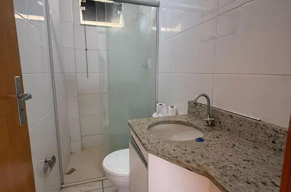 Dispõe de 2 (dois) quartos, sendo 1 (uma) suíte, sala, cozinha, banheiro social, área de serviço e varanda, equipado com 3 (três) centrais de ar-condicionado. O valor do aluguel inclui água, gás e taxa de condomínio. - Foto 8