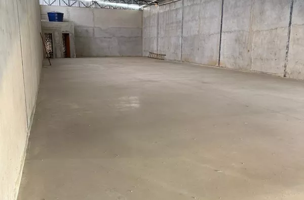 Excelente oportunidade de locação! Galpão com 300m² (10x30), localizado na Avenida São João, Bairro Flor de Liz, em posição estratégica próximo ao escritório da Nova. O imóvel conta com portão automático, 2 banheiros e ótima estrutura.