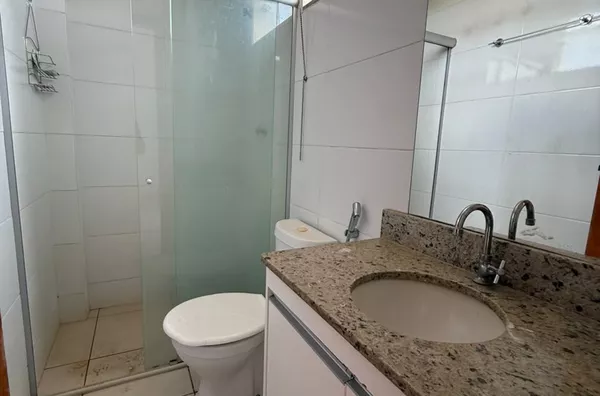 Dispõe de 2 (dois) quartos, sendo 1 (uma) suíte, sala, cozinha, banheiro social, área de serviço e varanda, equipado com 3 (três) centrais de ar-condicionado. O valor do aluguel inclui água, gás e taxa de condomínio. - Foto 10