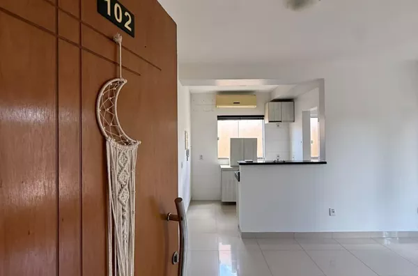 APARTAMENTO PARA ALUGUEL. Possui 3 (três) quartos sendo 1(uma) suíte, sala ampla, cozinha com ármários planejados, banheiro social, área de serviço e garagem, localizada no bairro Ouro Preto. - Foto 3