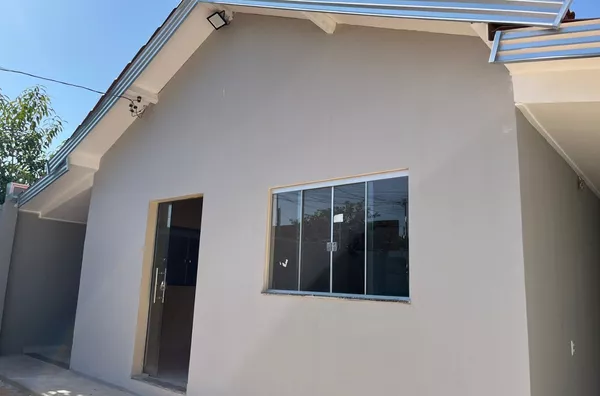 Casa disponível para aluguel no bairro João Pintinho, em Canaã dos Carajás. 03 quartos (01 suíte), sala, cozinha, área de serviço, garagem para mais de 03 carros, amplo espaço frontal e cerca elétrica, garantindo mais segurança e tranquilidade.