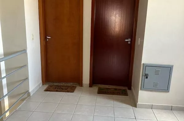 Apartamento Duplex Mobiliado – Residencial Castanheira em Parauapebas - Pará.  Apartamento completo, com três quartos (sendo um suíte), todos com ar-condicionado e guarda-roupas. Cozinha, sala, lavanderia, banheiros com armários e área gourmet com churras