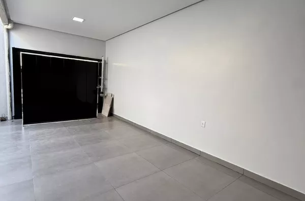 Aluga-se excelente casa no Jardim Europa I! Imóvel com 3 quartos, sendo 1 suíte, sala ampla, cozinha, banheiro social, área de serviço e garagem. Ideal para quem busca conforto, segurança e praticidade para morar.