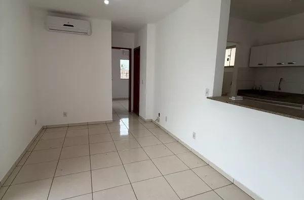 Dispõe de 2 (dois) quartos, sendo 1 (uma) suíte, sala, cozinha, banheiro social, área de serviço e varanda, equipado com 3 (três) centrais de ar-condicionado. O valor do aluguel inclui água, gás e taxa de condomínio. - Foto 3