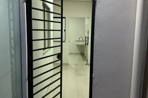 Flat para locação no bairro Monte Castelo, em Canaã dos Carajás, com aproximadamente 40 m², composto por 1 quarto, sala/cozinha, banheiro, área de serviço e garagem sem cobertura. O imóvel conta ainda com poço artesiano e sistema de energia solar. - Foto 2