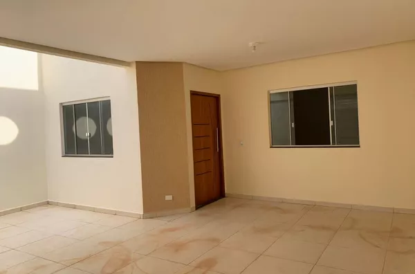 CASA À VENDA, APTA A FINANCIAMENTO. Possui 2(dois) quartos sendo 1(uma) suíte, sala, cozinha, um banheiro social, área de serviço e garagem, localizada no bairro Vale do Sossego - Canaã dos Carajás - PA