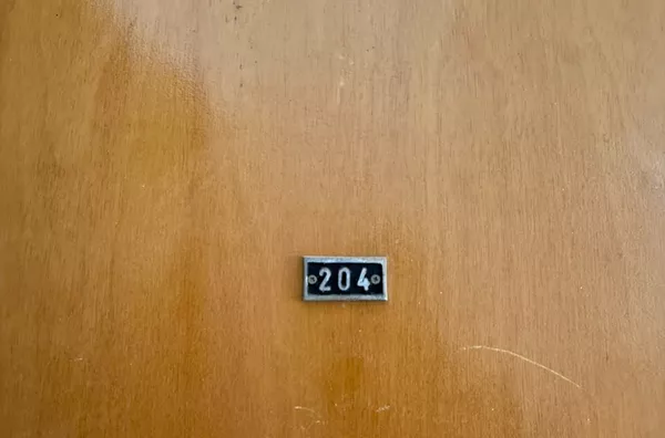 Dispõe de 2 (dois) quartos, sendo 1 (uma) suíte, sala, cozinha, banheiro social, área de serviço e varanda, equipado com 3 (três) centrais de ar-condicionado. O valor do aluguel inclui água, gás e taxa de condomínio. - Foto 2